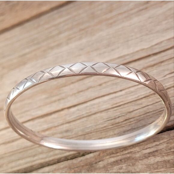 Twist On Organic Diamond Pattern Oval Sterling Silver Bangle Bracelet - Picture 4 of 8